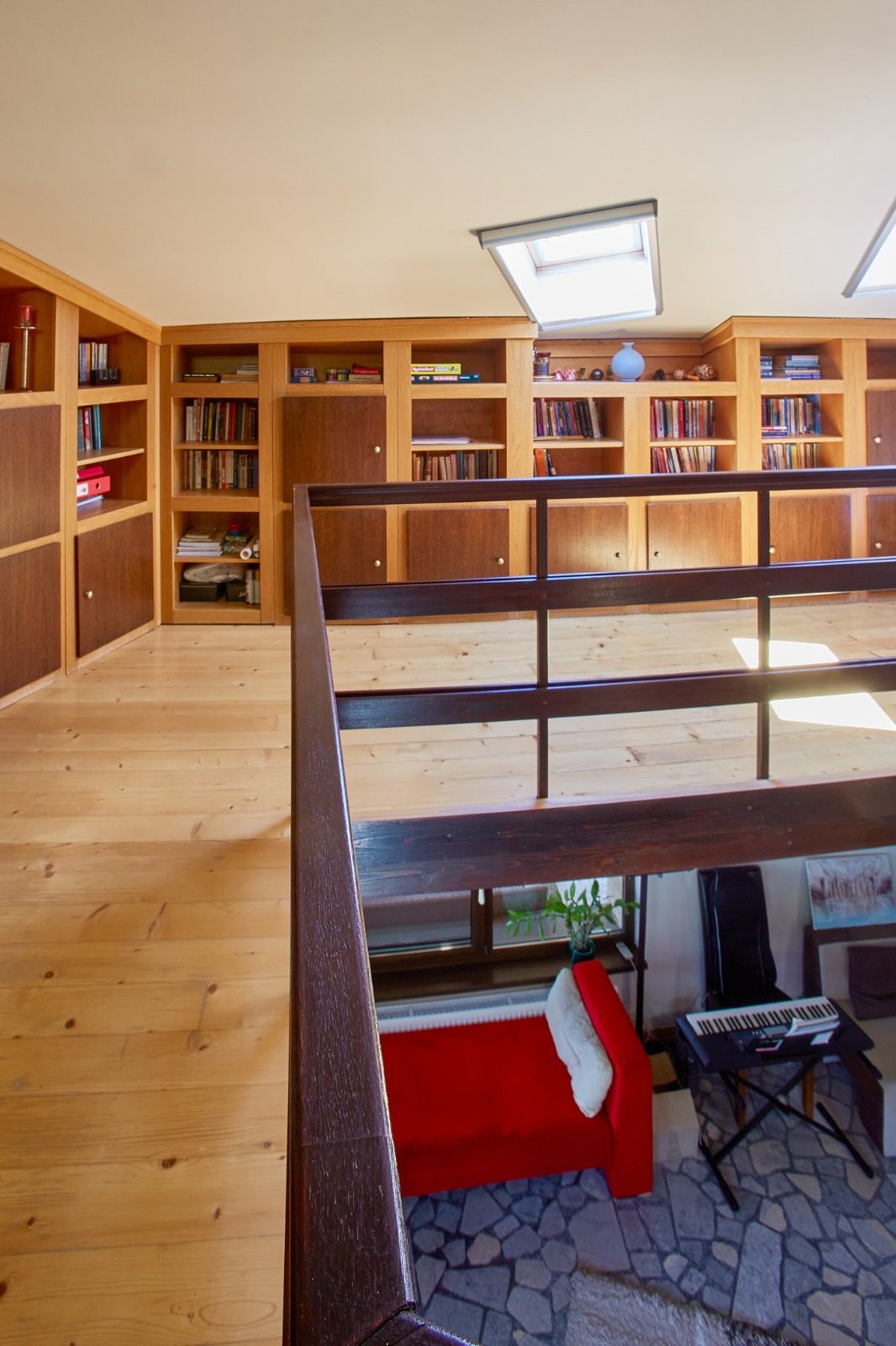 Galeria cu bibliotecă de deasupra livingului