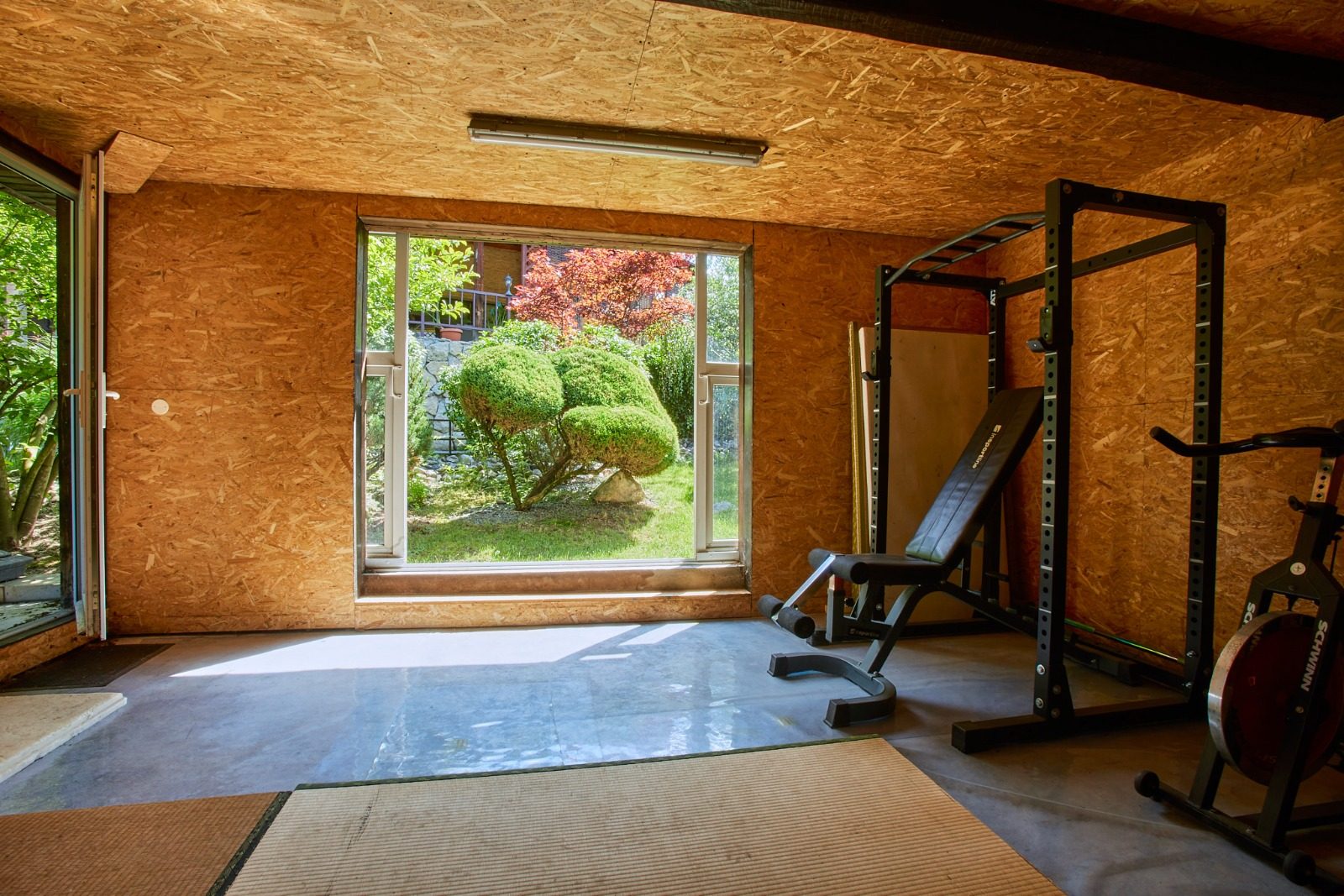 Sala de sport de deasupra garajelor