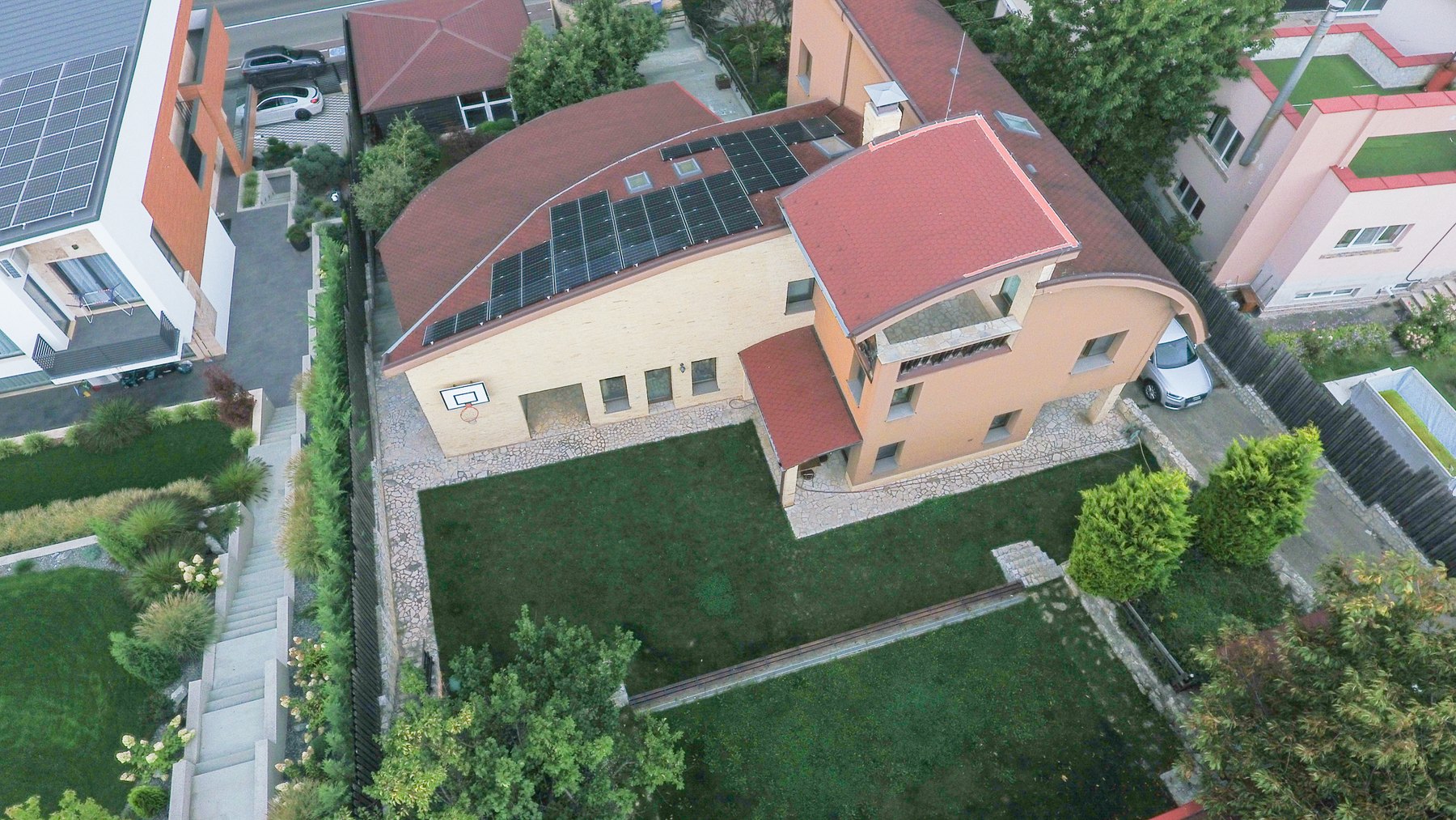 Casa văzută de sus, cu grădina din spate