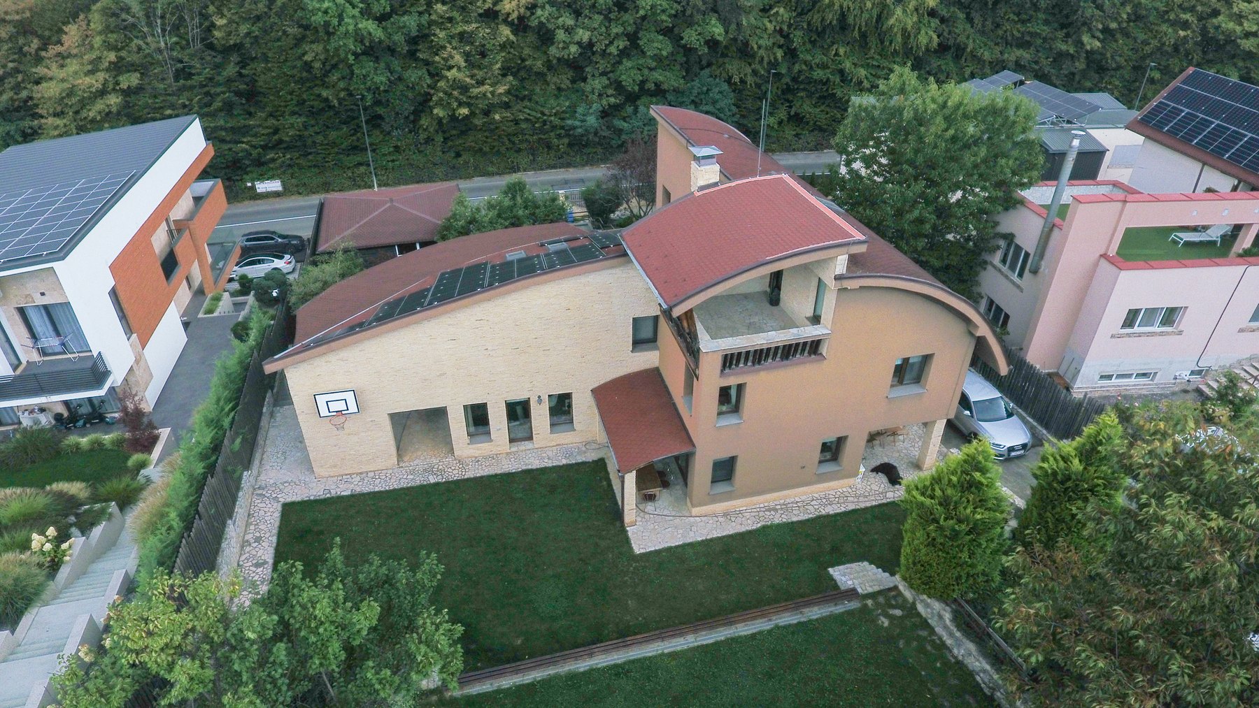 Casa și grădina, fotografiate cu drona