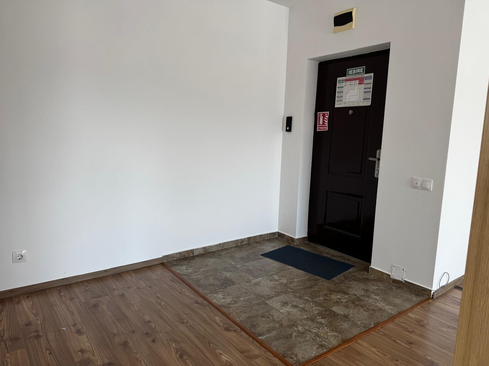 Zona de intrare, cu acces separat către fiecare încăpere