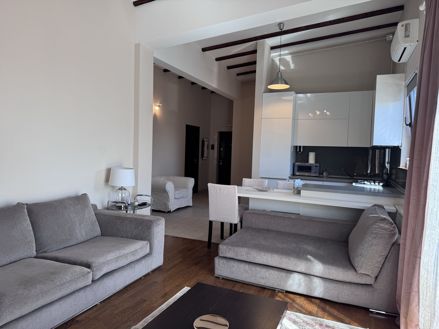 Livingul deschis către bucătărie