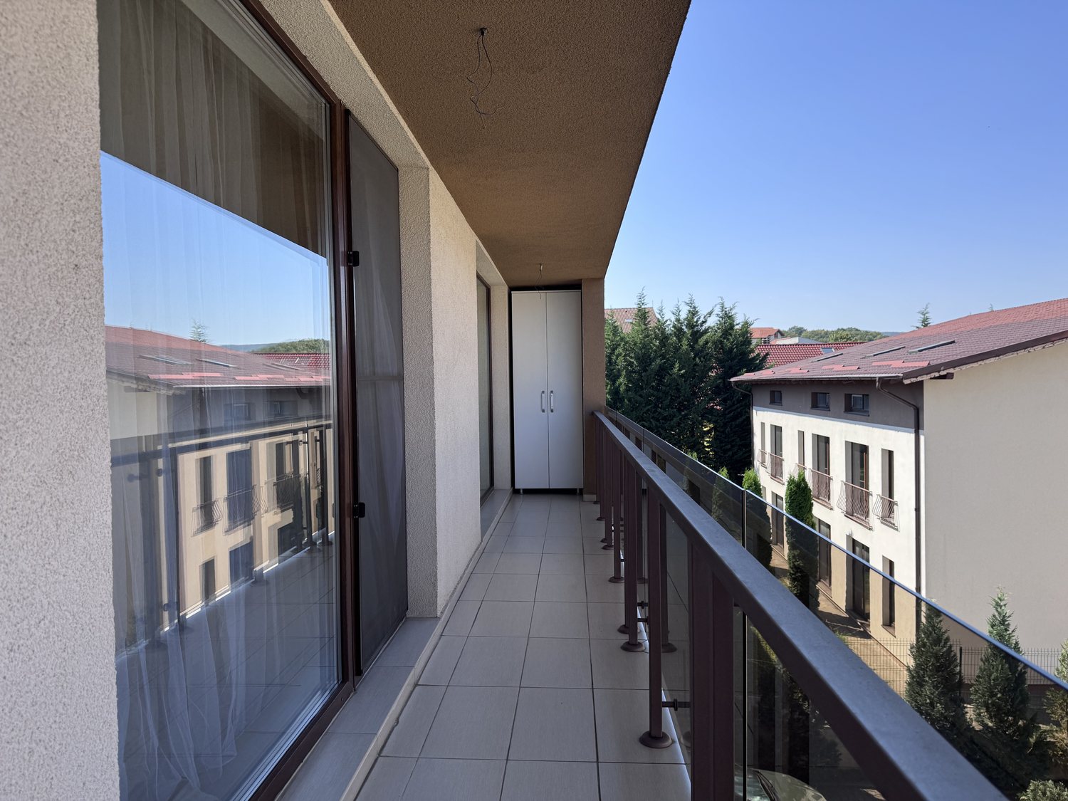 Spațiul exterior lung cât apartamentul