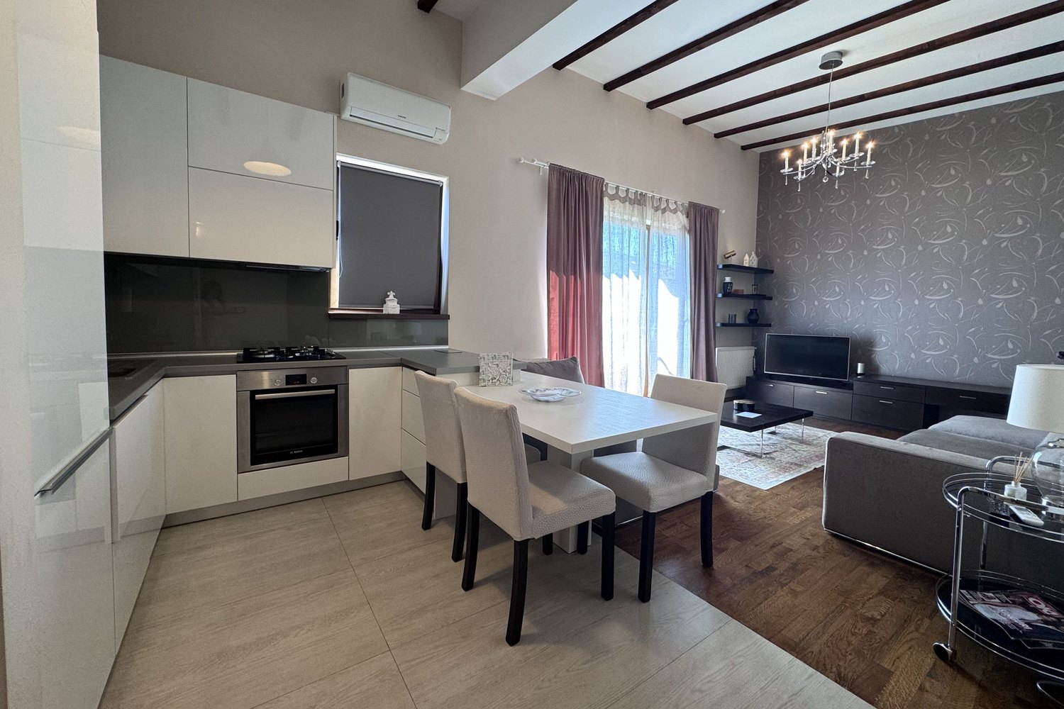 Zona de zi, livingul și bucătăria într-un singur spațiu