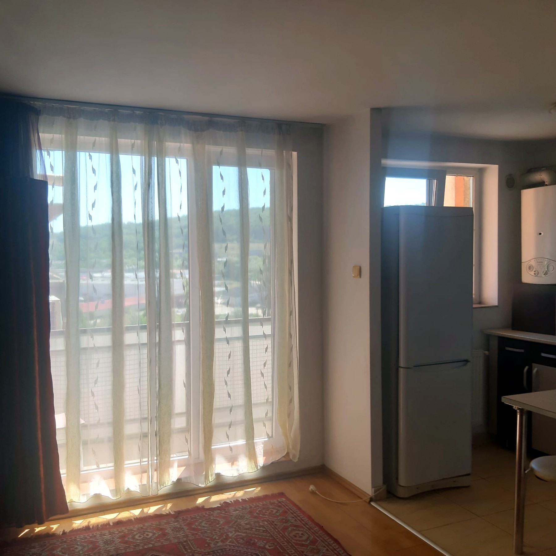 Camera de zi, cu fereastra mare și ieșirea pe balcon