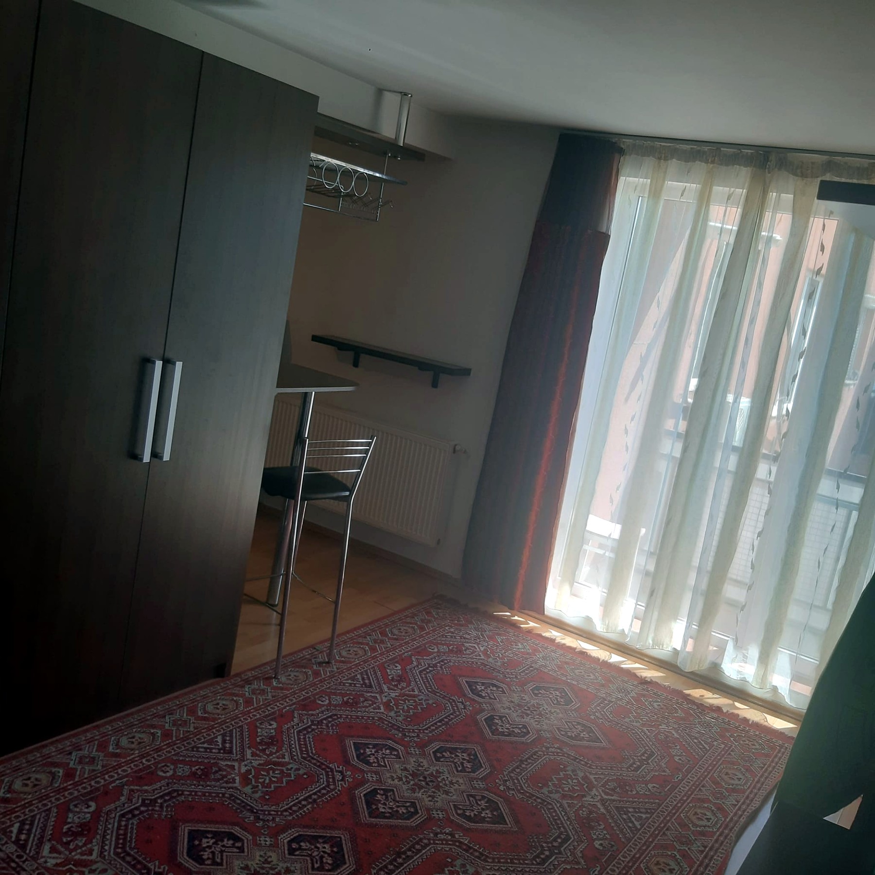 Zona de zi, cu depozitarea pe toată înălțimea