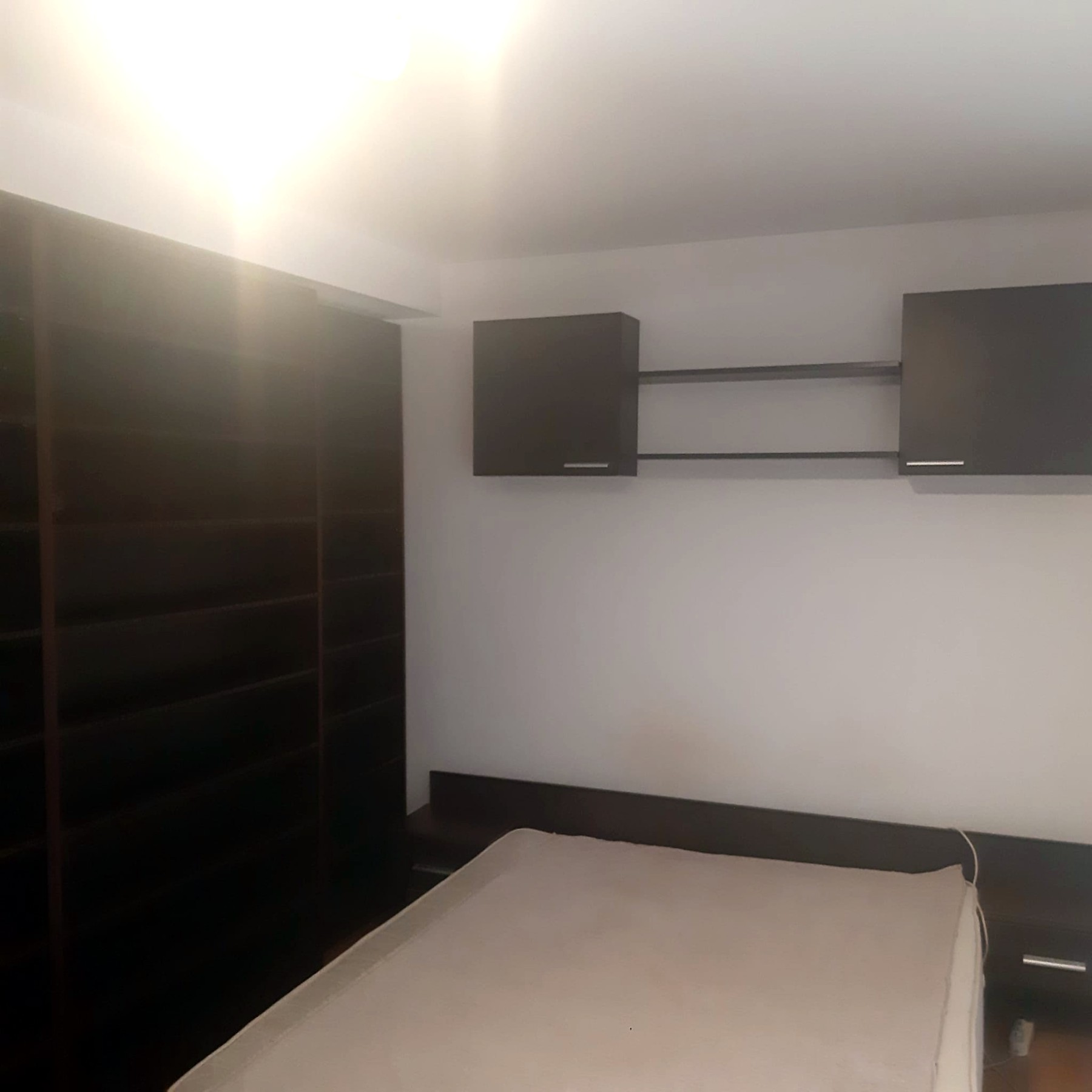 Zona de dormit, în nișa protejată de corpul de mobilier