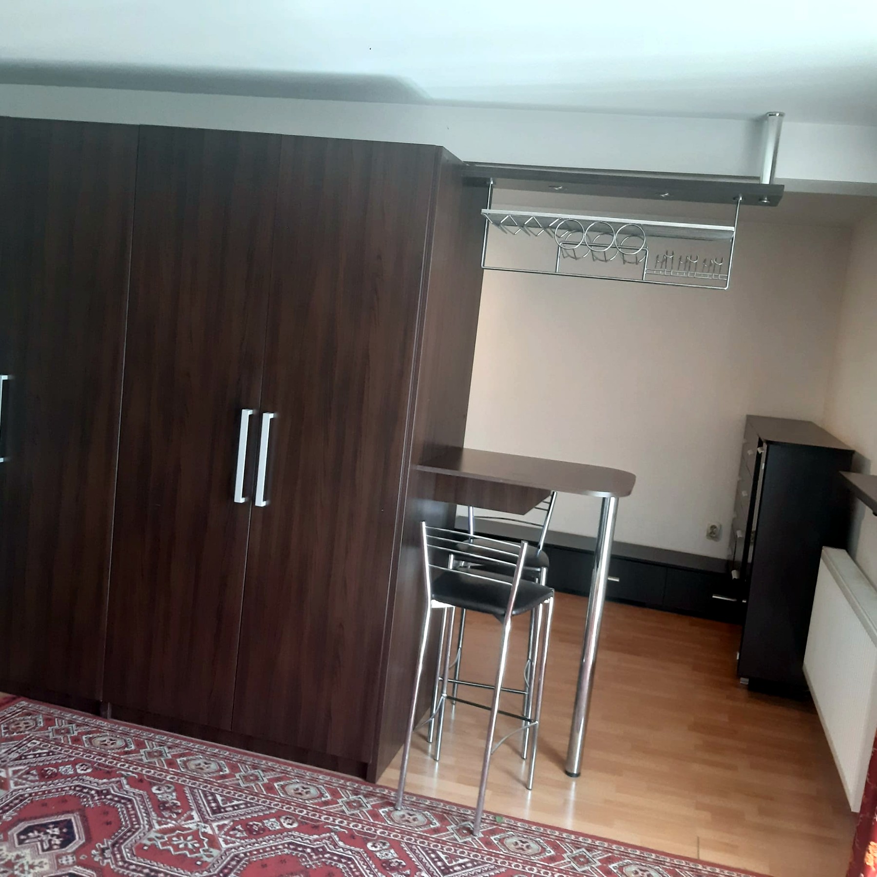 Masa de bar, între zona de zi și bucătărie