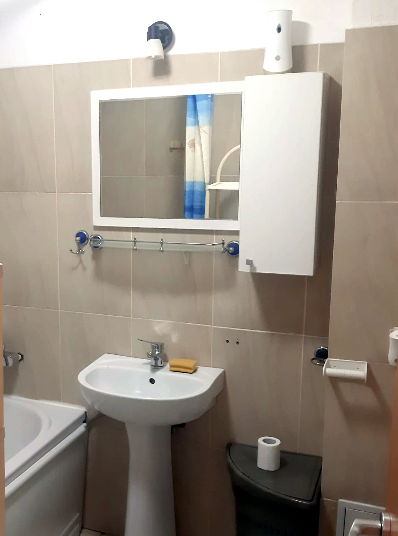 Baia, cu cadă, mobilier și oglindă