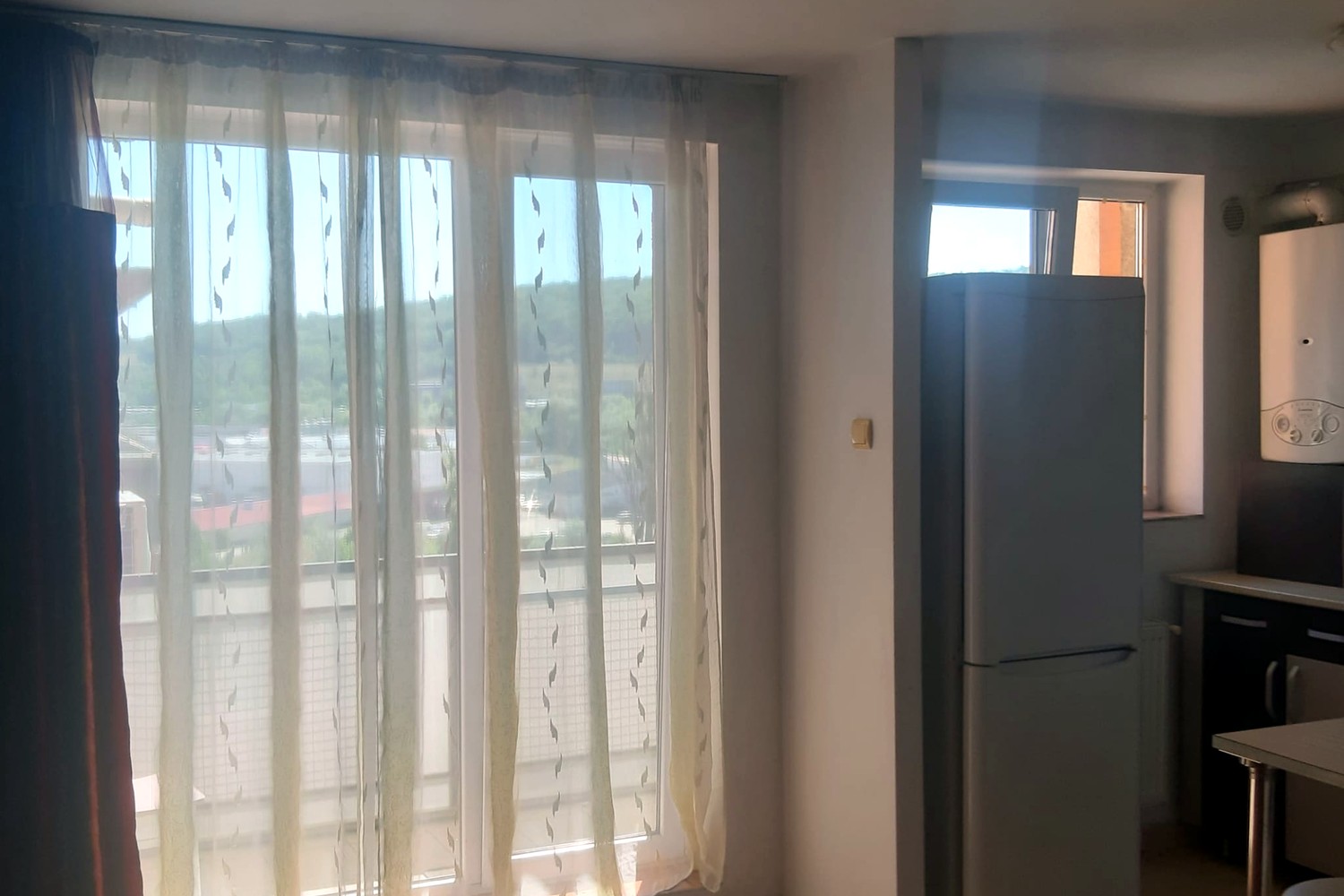 Camera apartamentului cu o cameră de pe strada Jupiter nr. 2, Baciu, privită spre bucătăria mobilată și utilată