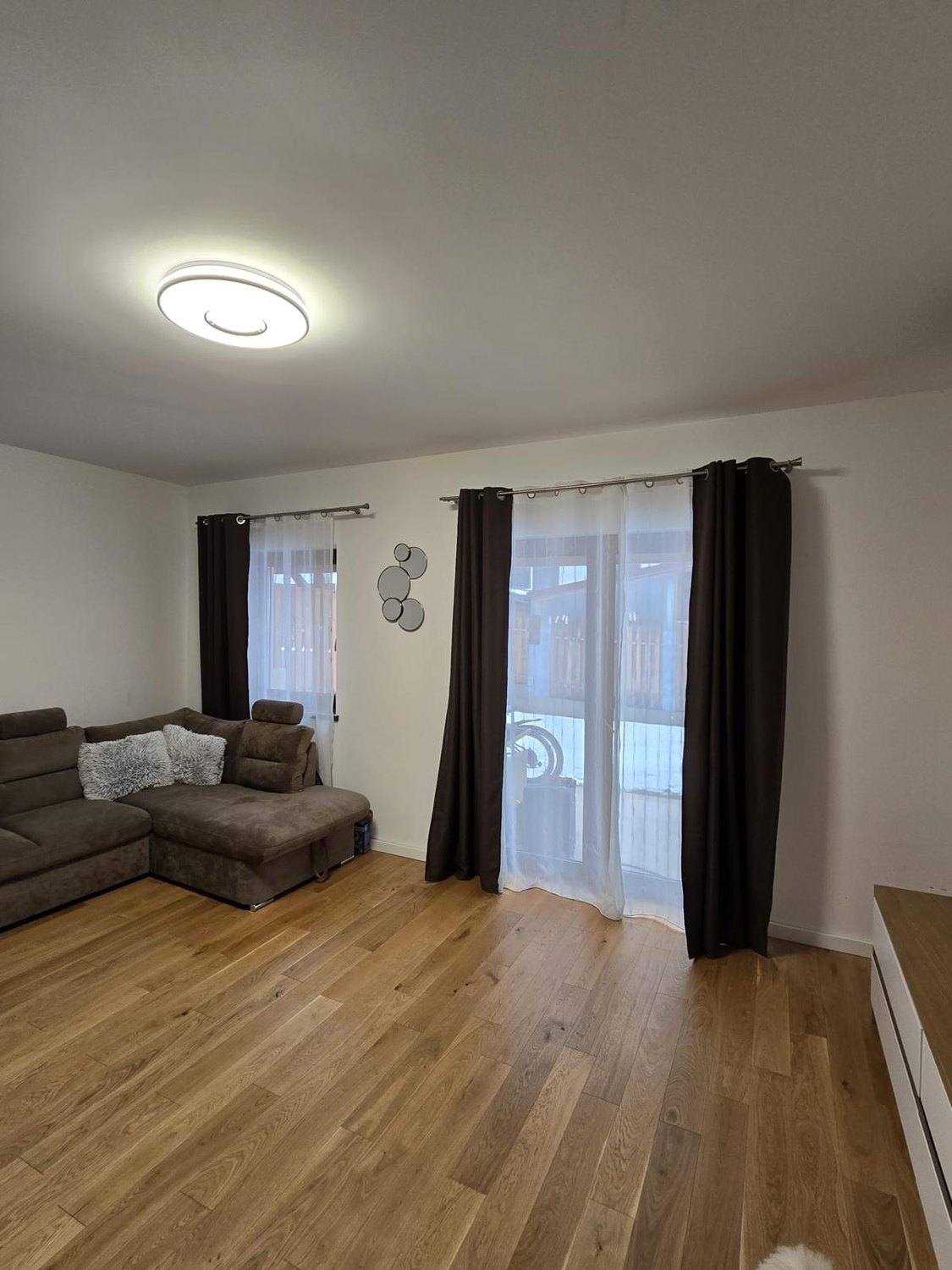 Zona de relaxare și ușile glisante care dau spre terasa acoperită