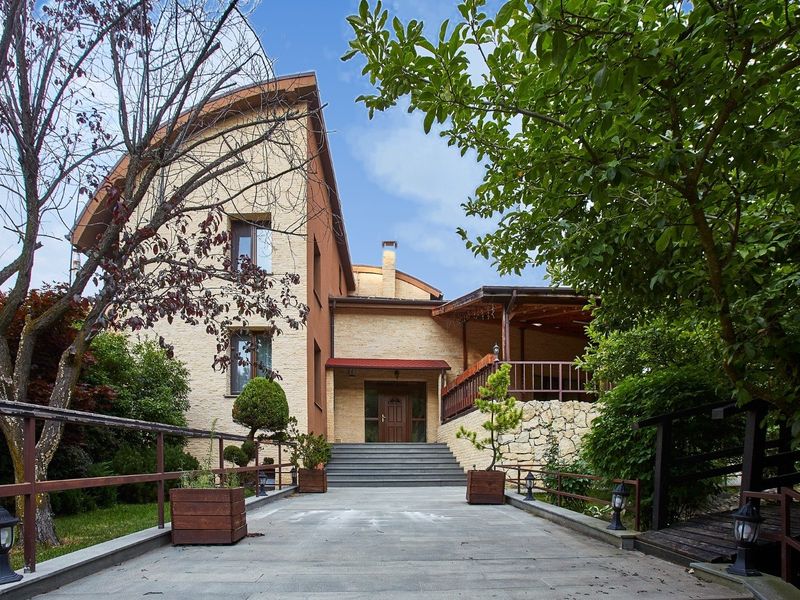 Casa din Colonia Făget: aleea de acces și fațada, Cluj-Napoca